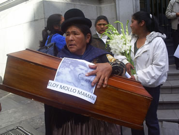 La ministra de Justicia, Nilda Copa, y Asofamd entregaron a varias familias los restos de cuatro guerrilleros seguidores de Ernesto 'Che' Guevara abatidos en 1970.