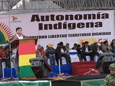 La Constitución vigente desde febrero de 2009 embarca, también por primera vez en la historia boliviana, un régimen de autonomías regionales.