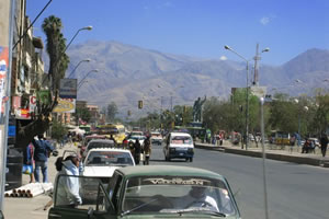 Vecinos de Quillacollo cortaron el lunes la carretera que une Cochabamba con La Paz por demandas locales y en contra de la Alcaldía.