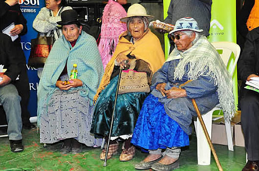 Día del Adulto Mayor: (De izq a der) Lorenza Tarqui (101 años), Vicenta Mamani (90 años) y María Mamani (92 años)
