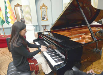 Ana María Vera en el Piano