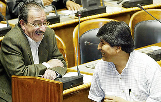Antonio Peredo junto a Evo Morales