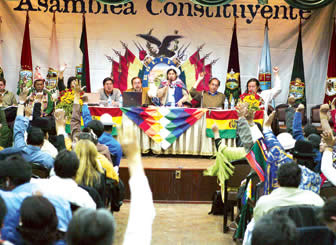 El 8 de ferbrero de 2009 los asambleista aprobaron la Constitución, en Oruro