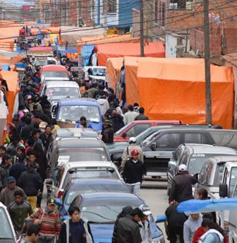 La venta de autos en la feria 16 de julio de El Alto