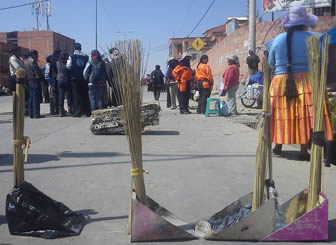 Trabajadores de aseo bloquean calles con sus herramientas de trabajo.