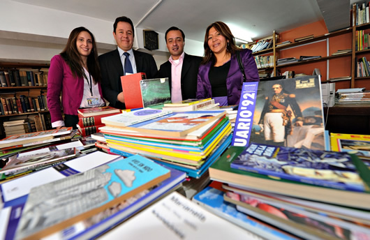Banco BISA hace entrega de donación de libros FIL