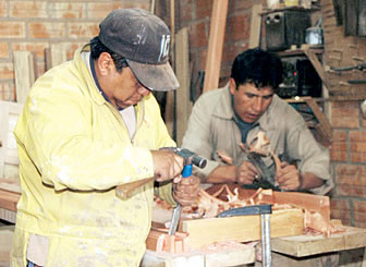 Carpinteros en un taller de La Paz