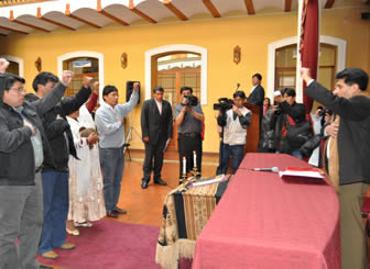 Autoridadesa posesionadas por el gobernador César Cocarico