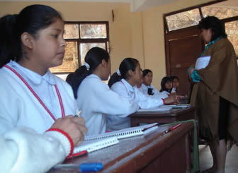 Estudiantes pasando clases