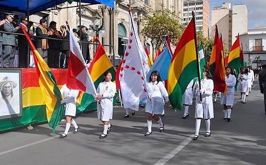 Estudiantes desfilan para rendirle honores a la Patria