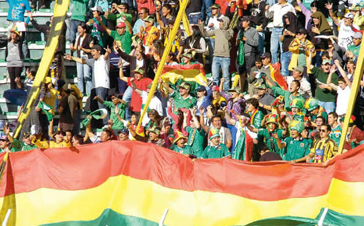 Hinchas bolivianos en el estadio Hernando Siles