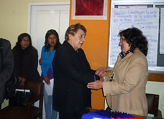 Martha Gonzales, esposa de Antonio Peredo, y Gabriela Sotomayor, directora de Comunicación de la UMSA