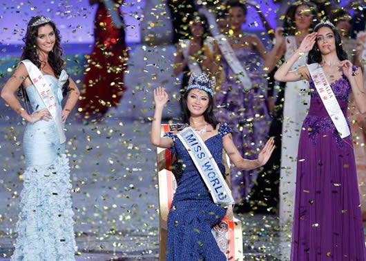 La recién coronada Miss Mundo, la China Wen Xiayu (centro), posa junto a las finalistas Sophie Elizabeth Mould (izda) de Gales, y Jessica Michelle Kahawaty de Australia (dcha), en la final de Miss Mundo celebrada en el estadio Dongsheng en Ordos (China).