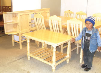 Muebles de madera de pino de la mueblería Aguilar de El Alto