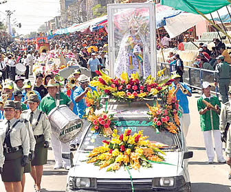 Procesión con la virgen de Urkupiña abrió el paso a la fiesta.