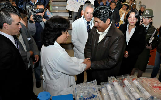 Ministro de SAlud, Juan Carlos Calvimontes, durante la entrega de insumos médicos al Hospital de Clínicas