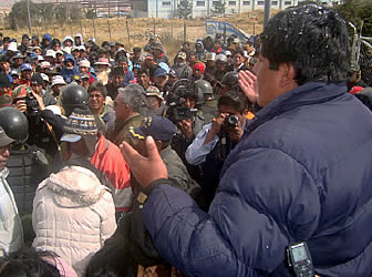 Édgar Patana, alcalde de El Alto y vecinos.
