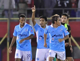 Jugadores de Aurora celebran el triunfo