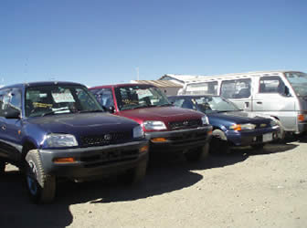 Autos ‘chutos’ en cercanias de la Aduana en La Paz.
