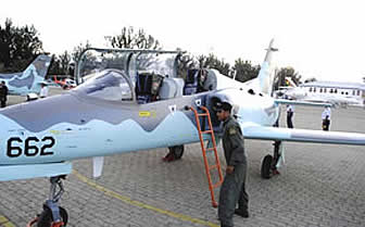 Aviones caza K-8 de fabricación china