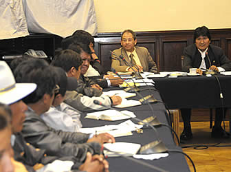 Fejuve El Alto junto a Evo Morales y ministros.