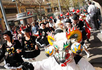 Decenas de personas participan de la celebración del Día Mundial del Turismo en Chile.