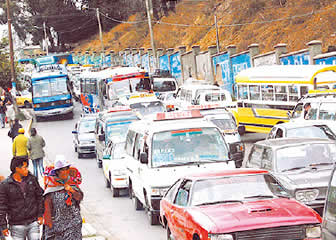 Congestión vehicular en el centro de la ciudad de La Paz.