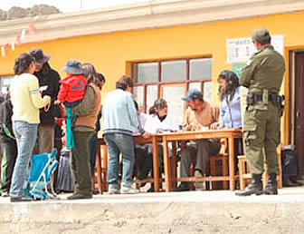 La desorganización y el ausentismo marcaron la jornada electoral de ayer en medio de denuncias de proselitismo y una serie de irregularidades.