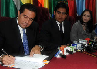 Martín Torrijos, jefe de misión de la OEA, en la firma de acuerdo.