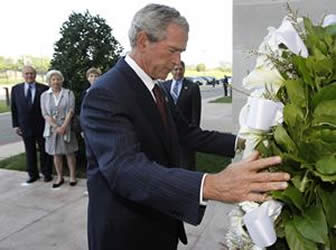 11-S. Bush estuvo acompañado del exsecretario de Defensa, Donald Rumsfeld