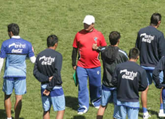 Ángel Guillermo Hoyos en la charla previa a la práctica de Bolívar