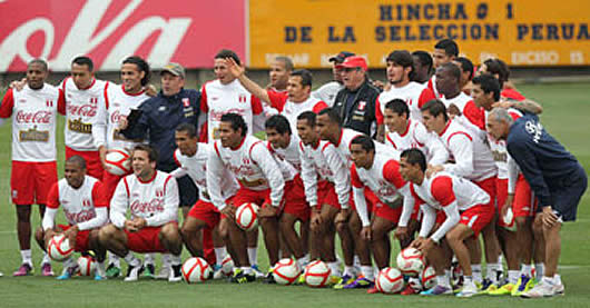 Ollanta Humala, presidente de Perú (c), posa junto su selección
