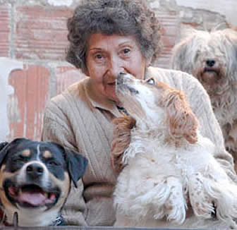 Yolanda Lima, ciudadana paceña que cumple labor humanitaria con los canes.
