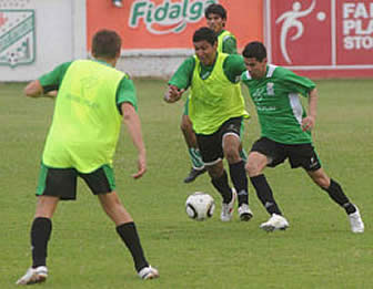 Oriente Petrolero entrena con la planilla completa