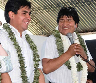 El titular de la TSE, Wilfredo Ovando, junto al presidente Evo Morales