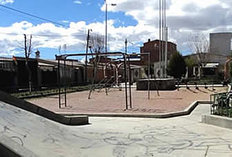 La plaza principal es invadida continuamente por jóvenes que consumen en el lugar bebidas alcohólicas.