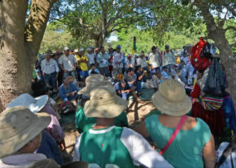 Los marchistas, indigenas del TIPNIS, en un descanso.