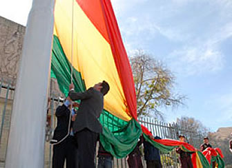 El alcalde Luis Revilla tuvo el honor de izar la bandera boliviana más grande.