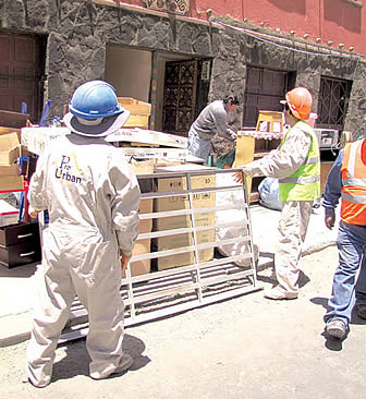 Algunos de los afectador por el desplone de cuatro viviendas en Miraflores retiran sus pertenencias.