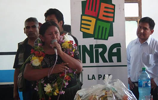 Caranavi recibe títulos de tierras