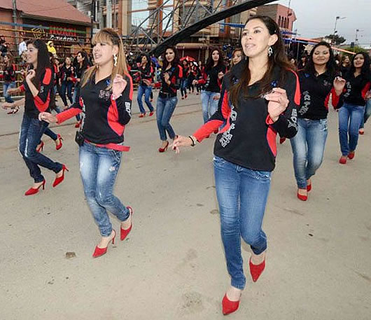 Simpáticas señoritas muestran el colorido del folklore boliviano.