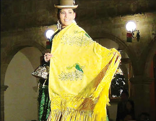 Chola Paceña: La modelo exhíbe los bordados de su manta. Notesé la armonía de todo el conjunto