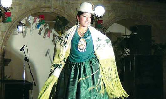 Chola Paceña: La modelo luce un atuendo diseñado en diversos matices verdes