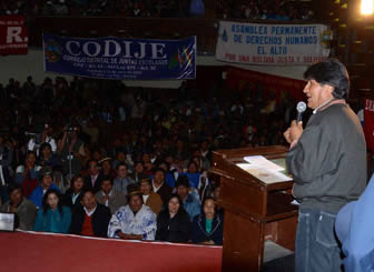Evo Morales, brinda su discurso en el teatro Raúl Salmón, en la ceja de El Alto