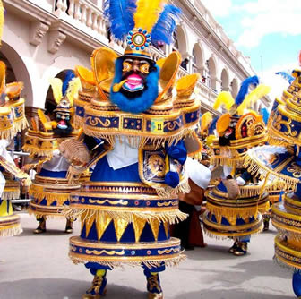 La clásica morenada en la Plaza de Oruro.