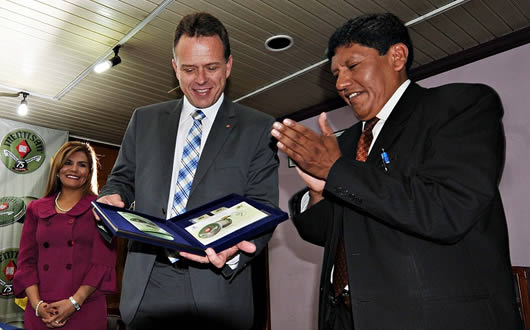 Constancio Hugo Choquehuanca, gerente de Ecobol, entrega las estampillas. Constancio Hugo Choquehuanca, gerente de Ecobol, entrega las estampillas.