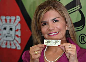 Giovanna De Ugarte Gerente de Producto de Drogueria INTI muestra el sello postal.