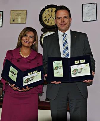 Giovanna De Ugarte Gerente de Producto y Christian Schilling Gerente General de Drogueria INTI