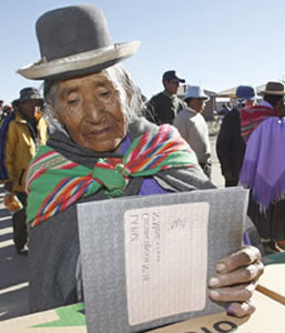 Una mujer anciana con deficiencia mental votó con la ayuda de uno de sus familiares en la ciudad de El Alto.