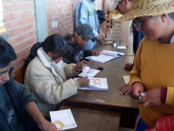 Elecciones Bolivia 2009: Los ciudadanos se toparon con la omisión de sus nombres en algunas listas.